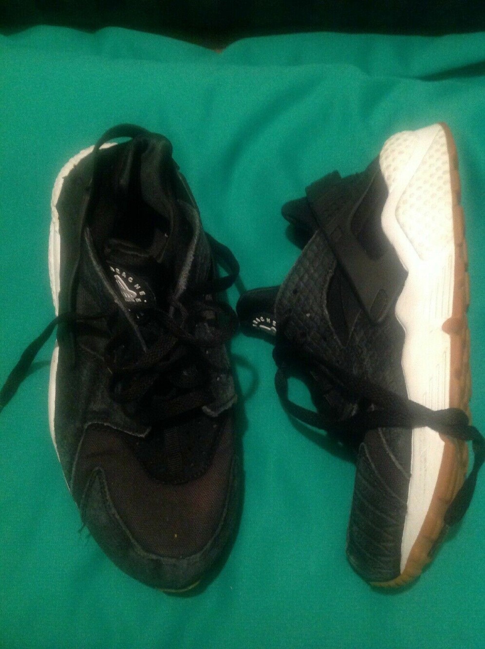 NIKE WOMEN'S 8.5M AIR HUARACHE RUN SE SHOES (859429-005) BLACK & WHITE MSP $129